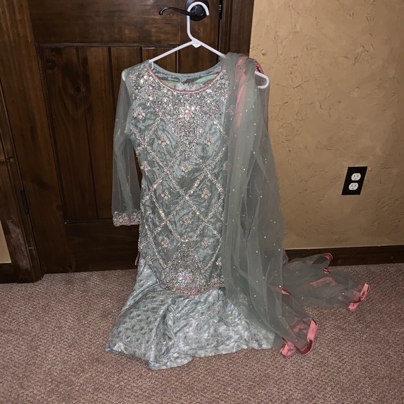 Fully Embellished Pakistani suit Outfit dress - Picture 4 of 5